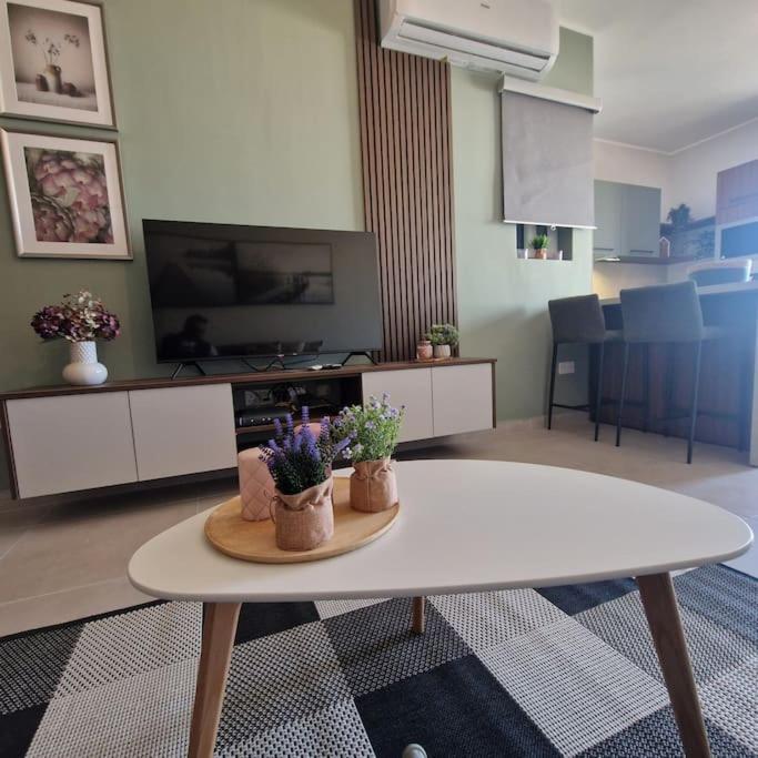 Centrally Located, Well Equipped, Stylish Flat. St. Paul's Bay Buitenkant foto