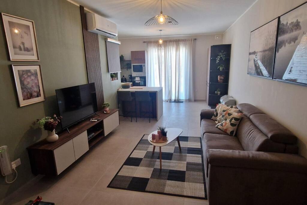 Centrally Located, Well Equipped, Stylish Flat. St. Paul's Bay Buitenkant foto