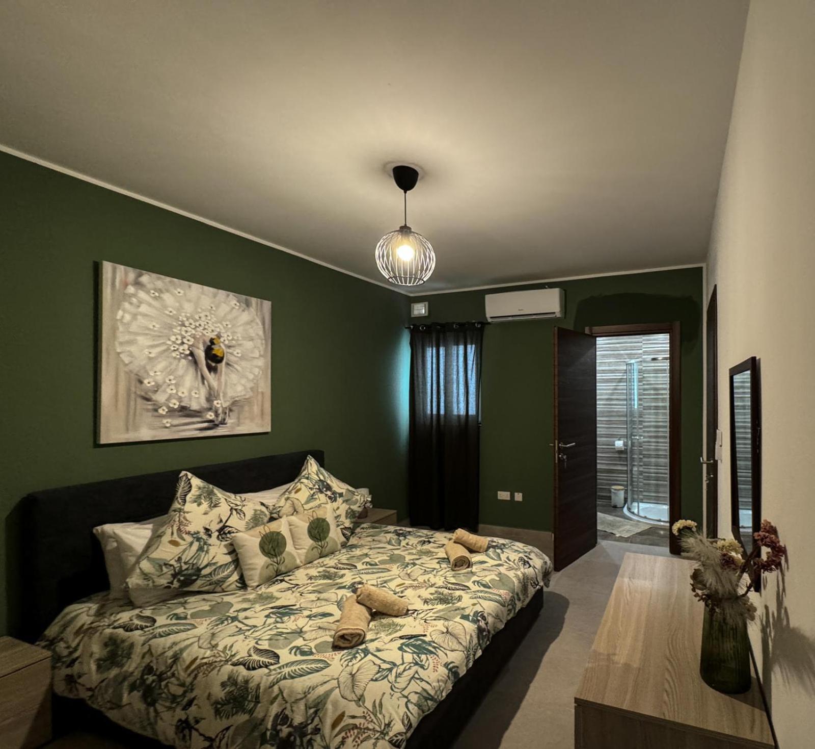 Centrally Located, Well Equipped, Stylish Flat. St. Paul's Bay Buitenkant foto